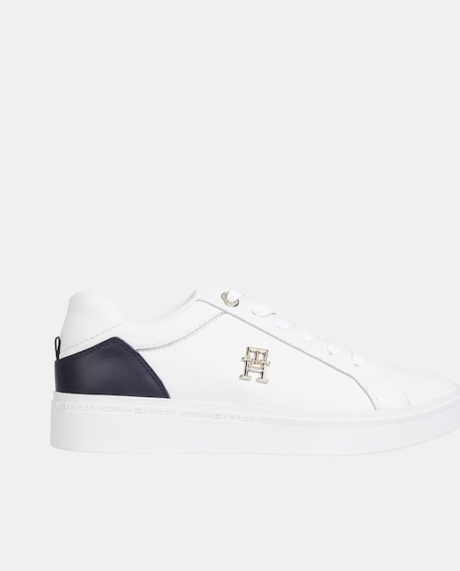 Imagen 0 de Zapatillas de mujer en blanco bajas tipo casco con logotipo metalizado y talón en contraste