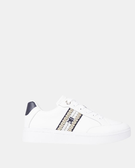 Imagen 0 de Zapatillas de mujer en blanco bajas tipo casco con webbing lateral y detalles en contraste