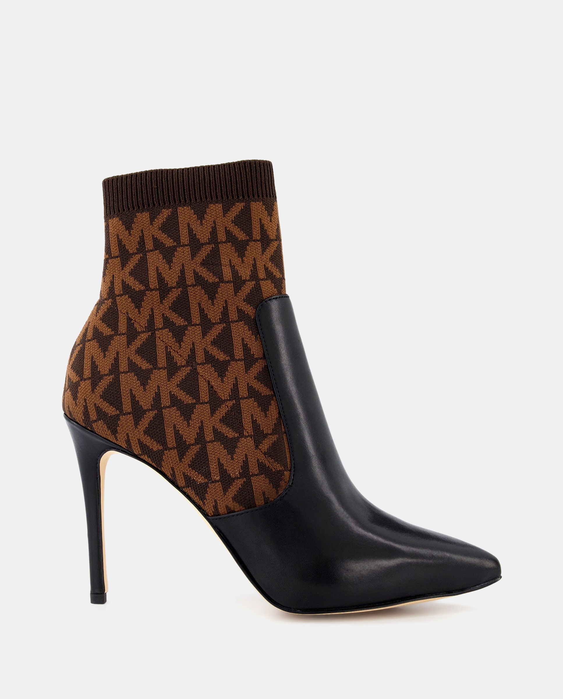 Imagen 0 de Botines de mujer en negro con estampado de logotipo puntera afilada y tacón de aguja