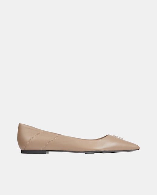 Imagen 0 de Bailarinas de mujer en beige con puntera afilada y logotipo metalizado