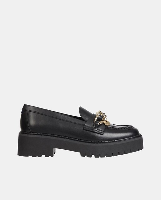 Imagen 0 de Mocasines de mujer en negro con plataforma dentada y eslabones dorados
