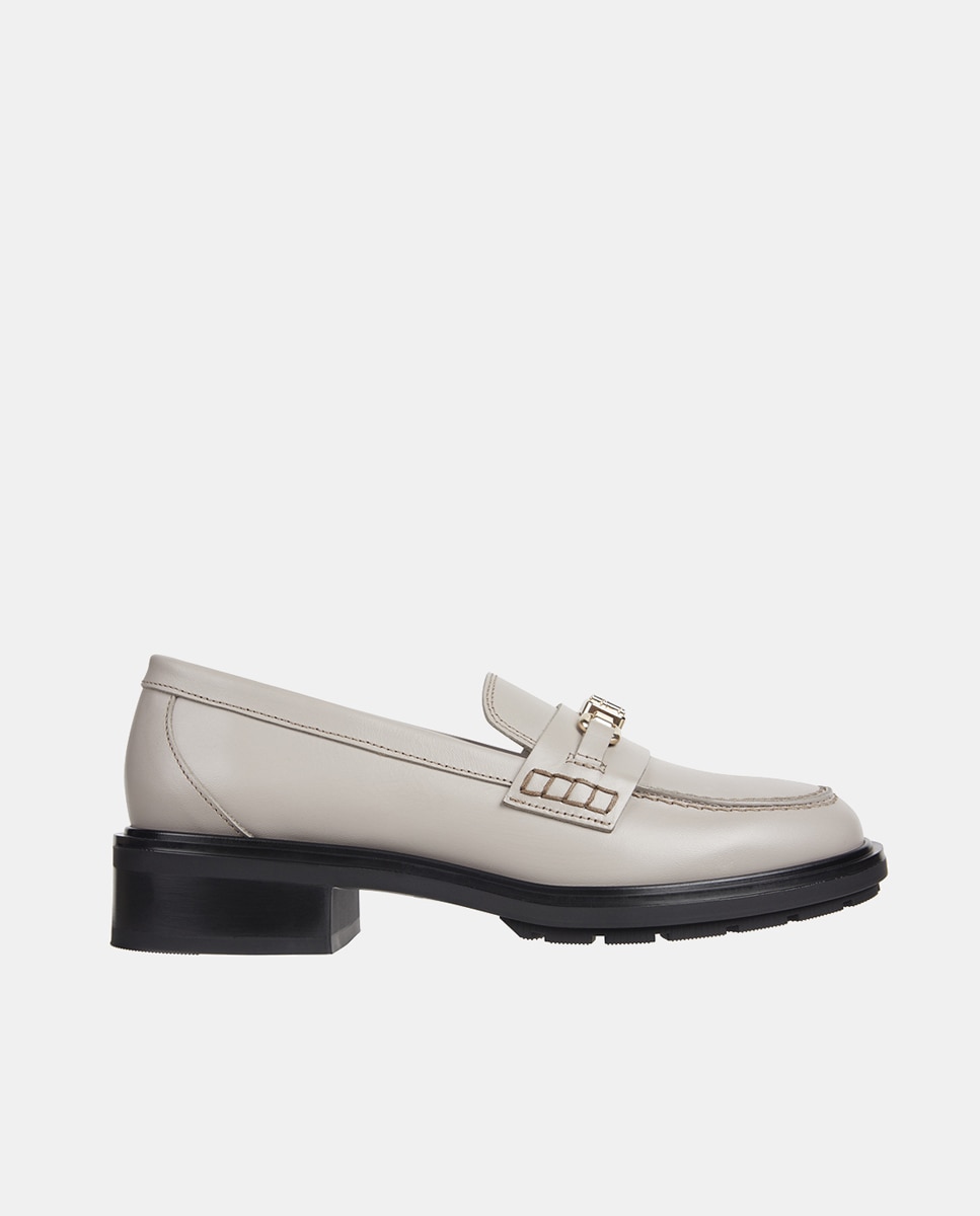 Imagen 0 de Mocasines de mujer en piel con adorno metálico y tacón bloque