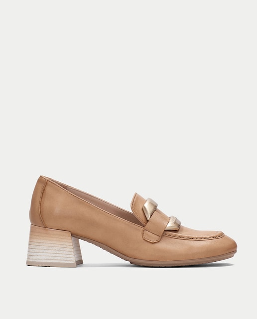 Imagen 0 de Mocasines de tacón con adorno en empeine