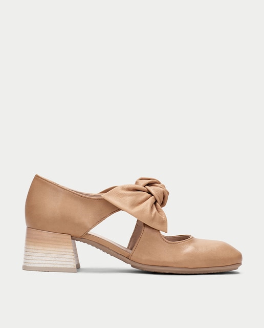 Imagen 0 de Mocasines de tacón con adorno en empeine