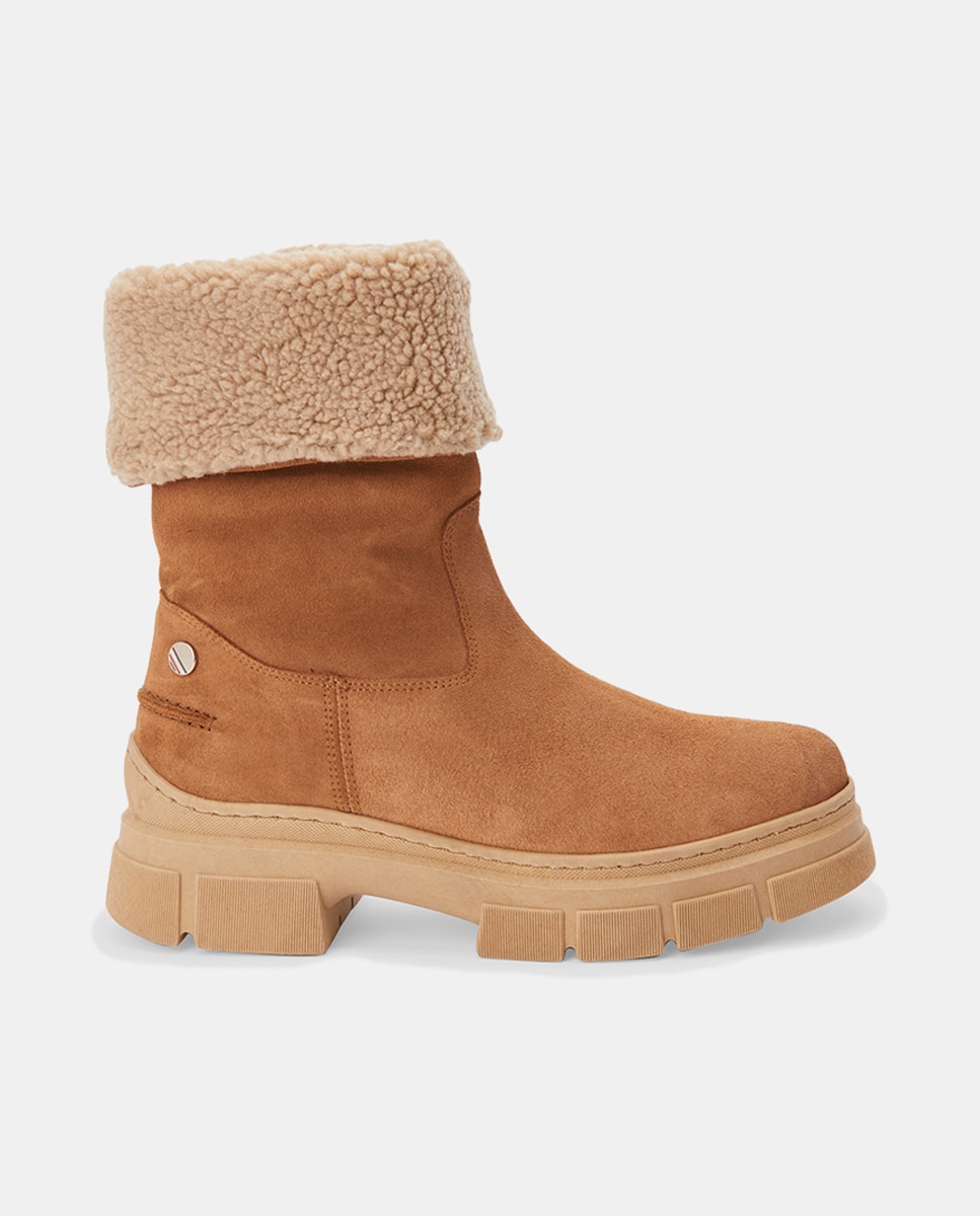 Imagen 0 de Botas de mujer en marrón con interior en tejido de peluche y suela gruesa