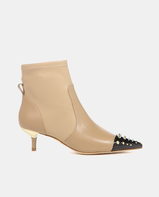 Imagen 0 de Botines de mujer en beige con puntura afilada en contraste negro charol y tachuelas