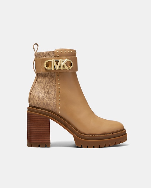 Imagen 0 de Botines de mujer en beige con adorno metálico de logotipo y tacón bloque