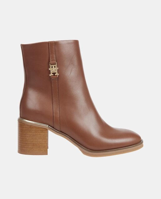 Imagen 0 de Botines de mujer en piel con logotipo metálico y tacón bloque