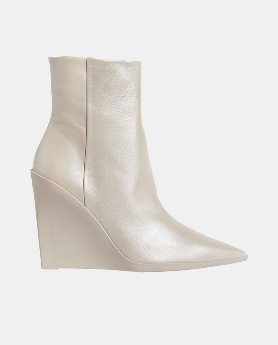 Imagen 0 de Botines de mujer en piel con puntera afilada y cuña