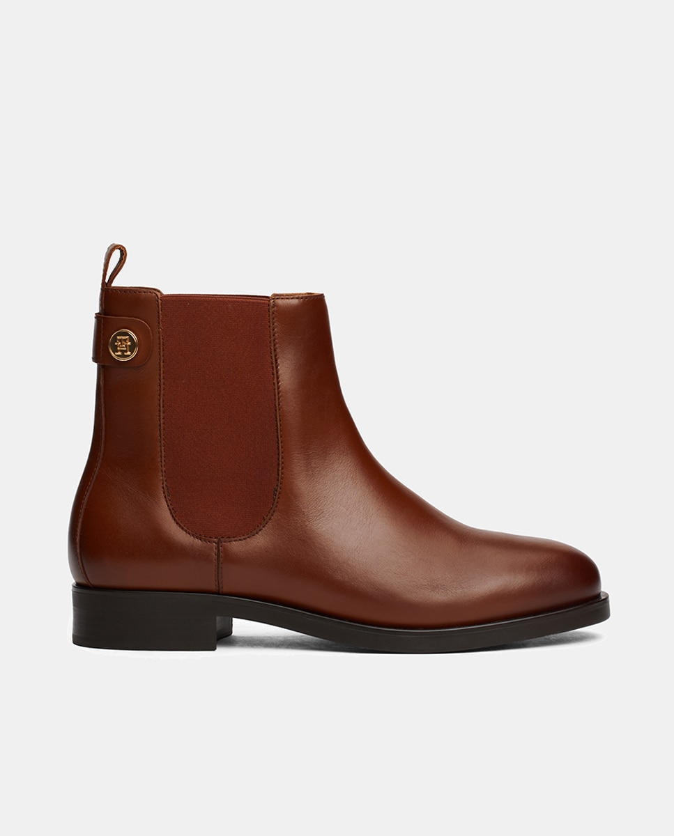 Imagen 0 de Botines Chelsea de piel con tachuela dorada con distintivo de Tommy Hilfiger