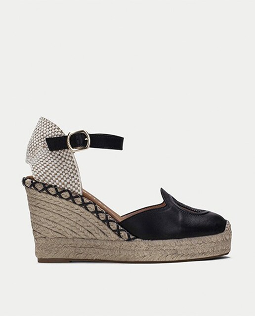 Imagen 0 de Espadrille con cuña de yute elaborada en piel. Detalle de doble "H" en la puntera y pulsera al tobillo con cierre de hebilla.