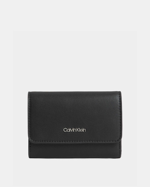 Imagen 0 de Cartera pequeña en negro con aplique de la marca