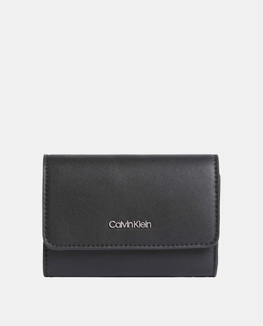 Imagen 0 de Cartera negra con solapa