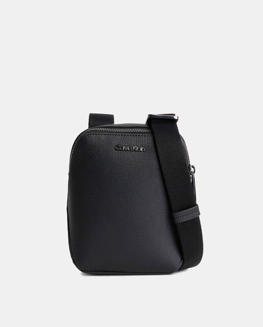 Imagen 0 de Bandolera en negro con cremallera y asa regulable