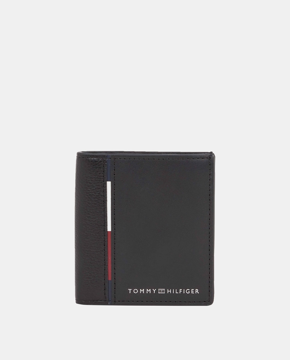 Imagen 0 de Cartera estilo trifold de hombre en color negro y detalle corportativo de Tommy Hilfiger.