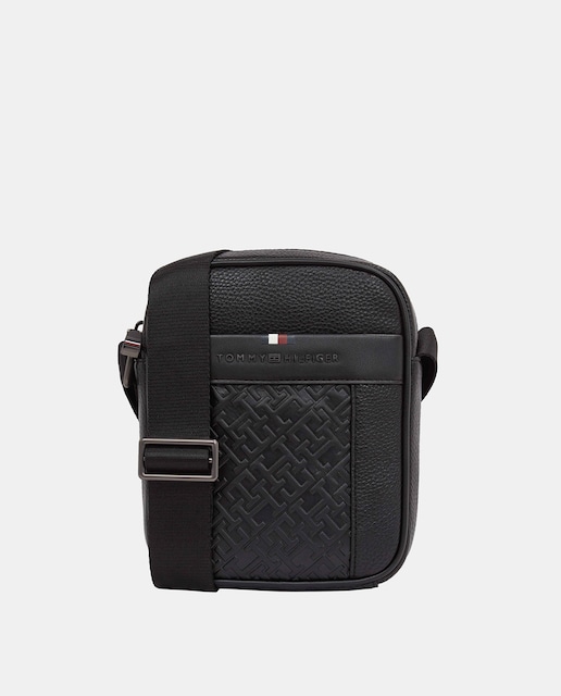 Imagen 0 de Bandolera estilo mini reporter de hombre en color negro con diseño del monograma de Tommy Hilfiger.