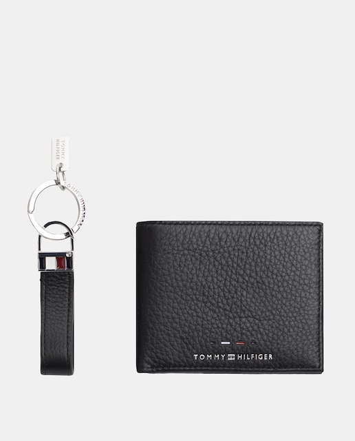 Imagen 0 de Set con cartera de hombre y llavero en color negro de Tommy Hilfiger.