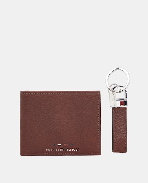 Imagen 0 de Set con cartera de hombre y llavero en color marrón de Tommy Hilfiger.