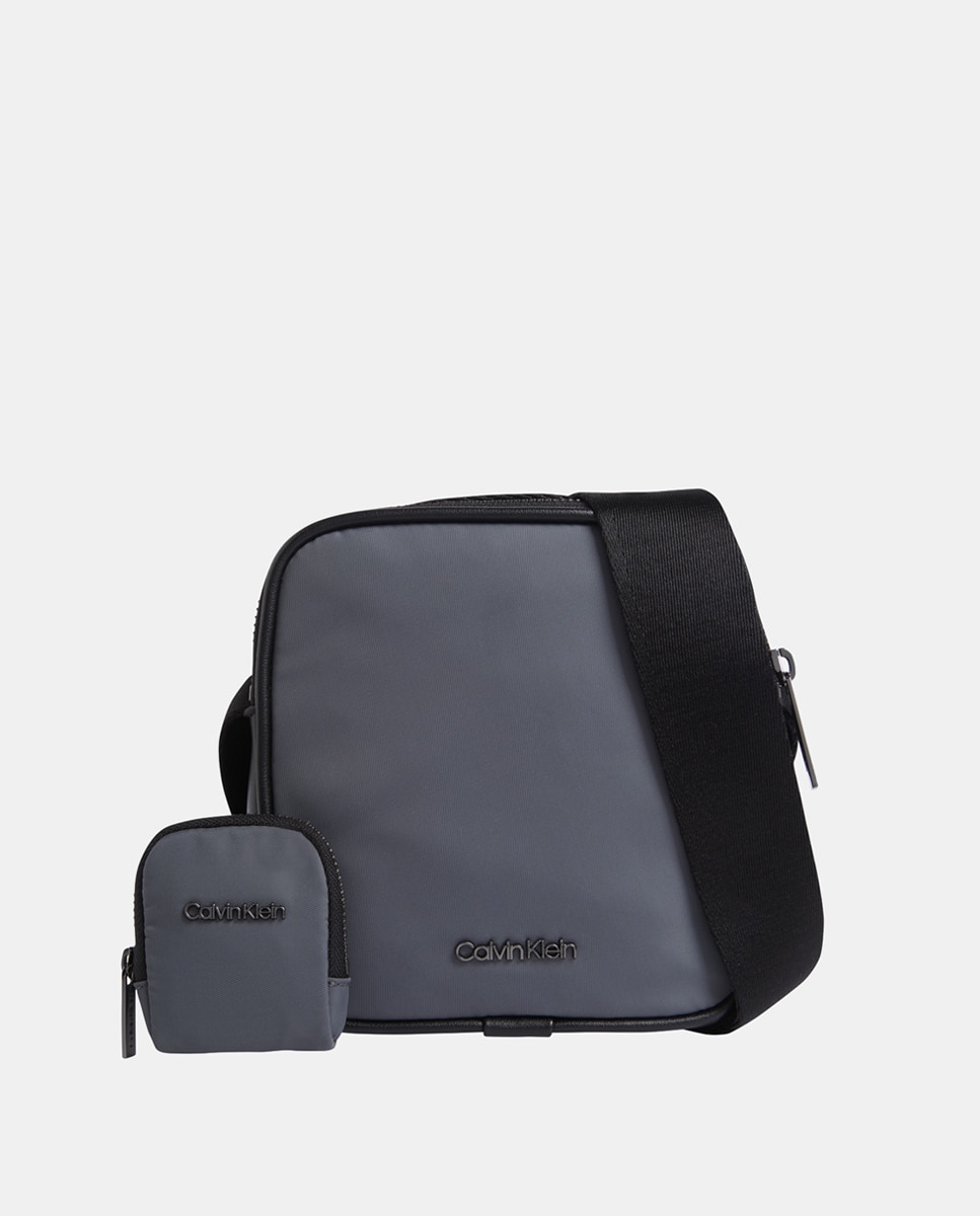 Imagen 0 de Bandolera nylon Calvin Klein y estuche para los cascos