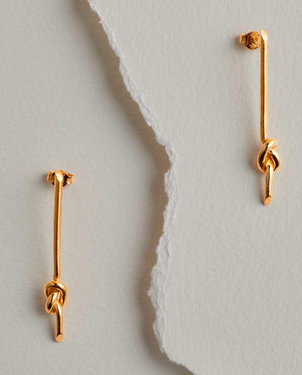 Brincos Coquine Nó Comprido Dourado-2