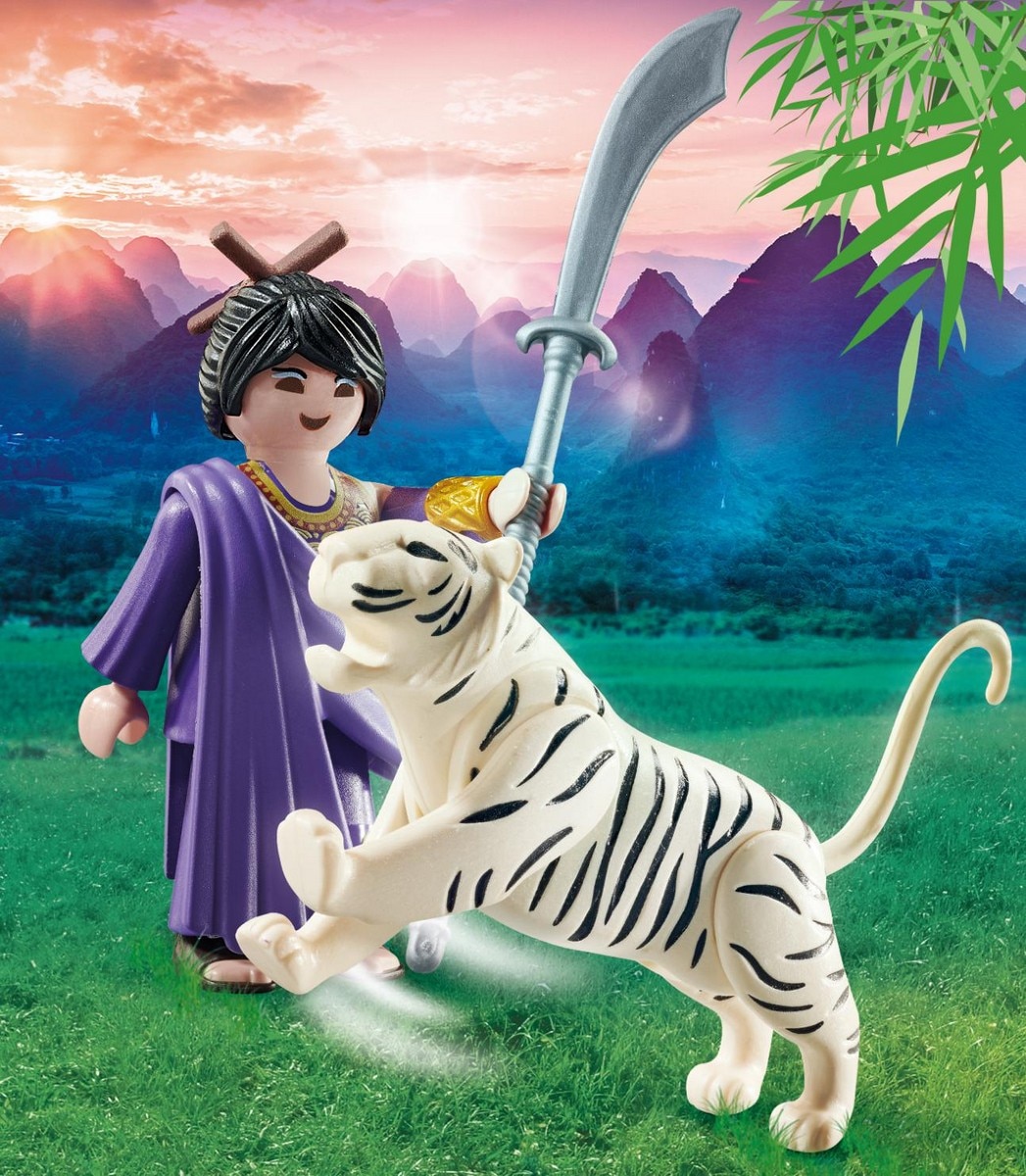 Lutadora Asiática Com Tigre 2