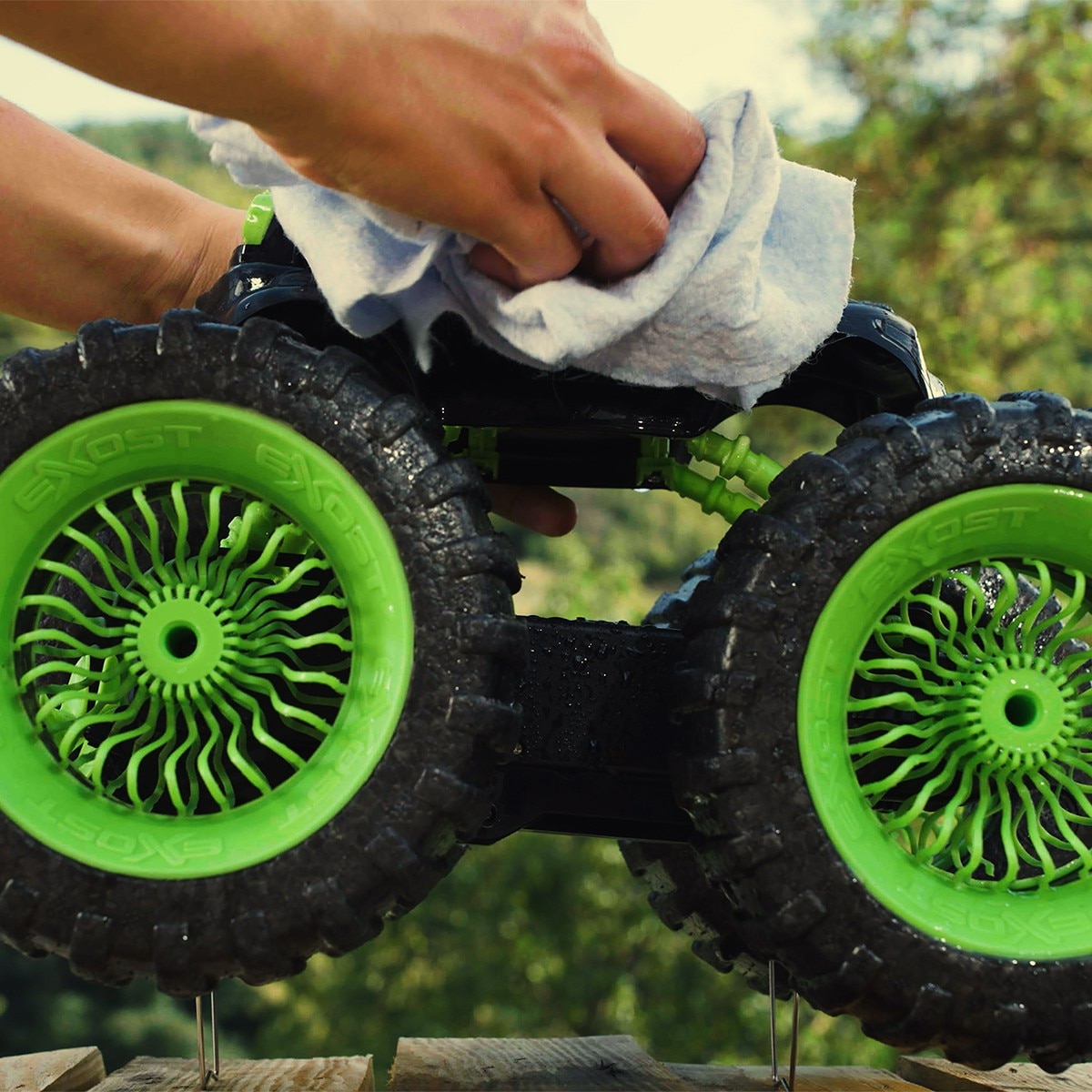 Exost - RC Rhino Wave 9