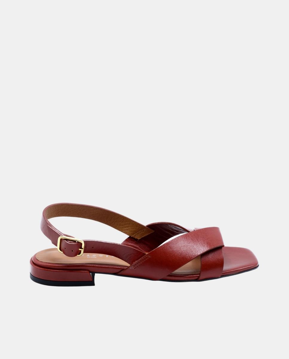 Imagem 0 de Sandália Rasa de Tiras em Pele