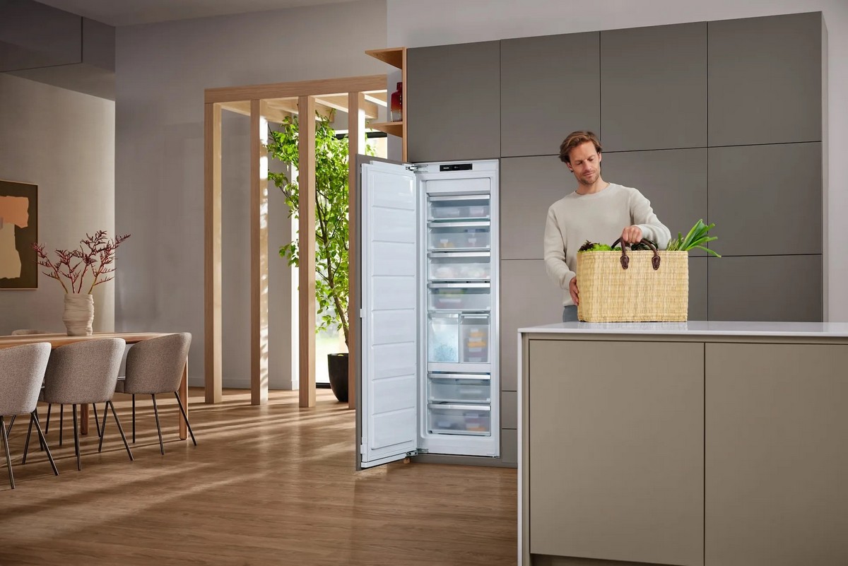Arca Congeladora Vertical Encastrável Miele FNS 7794 D L AC ActiveDoor, IceMaker e NoFrost e de 177 cm - Branco Branco-2