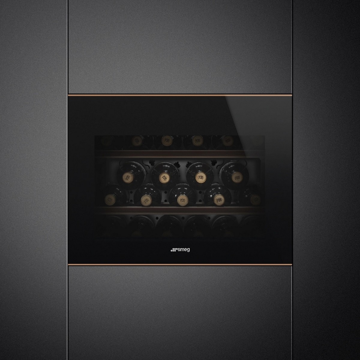 Garrafeira Encastrável Smeg Dolce Stil Novo CVI621NR3 Dobradiças à Direita e Capacidade para 21 Garrafas Standard e de 45,7 cm - Preto e Perfis Cobre Preto-3