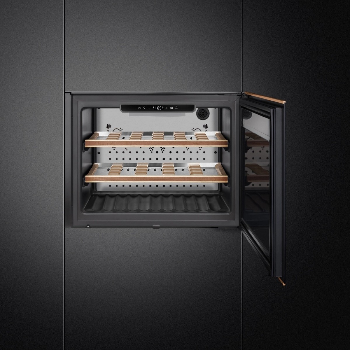 Garrafeira Encastrável Smeg Dolce Stil Novo CVI621NR3 Dobradiças à Direita e Capacidade para 21 Garrafas Standard e de 45,7 cm - Preto e Perfis Cobre Preto-4
