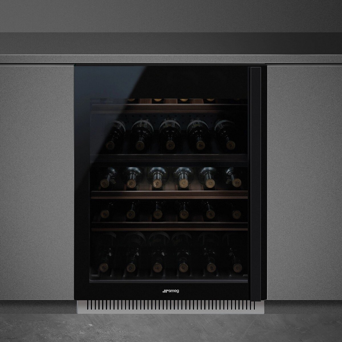 Garrafeira Encastrável Smeg Dolce Stil Novo CVI638LN3 com Dobradiças à Esquerda e Capacidade para 38 Garrafas Standard - Preto Preto-2