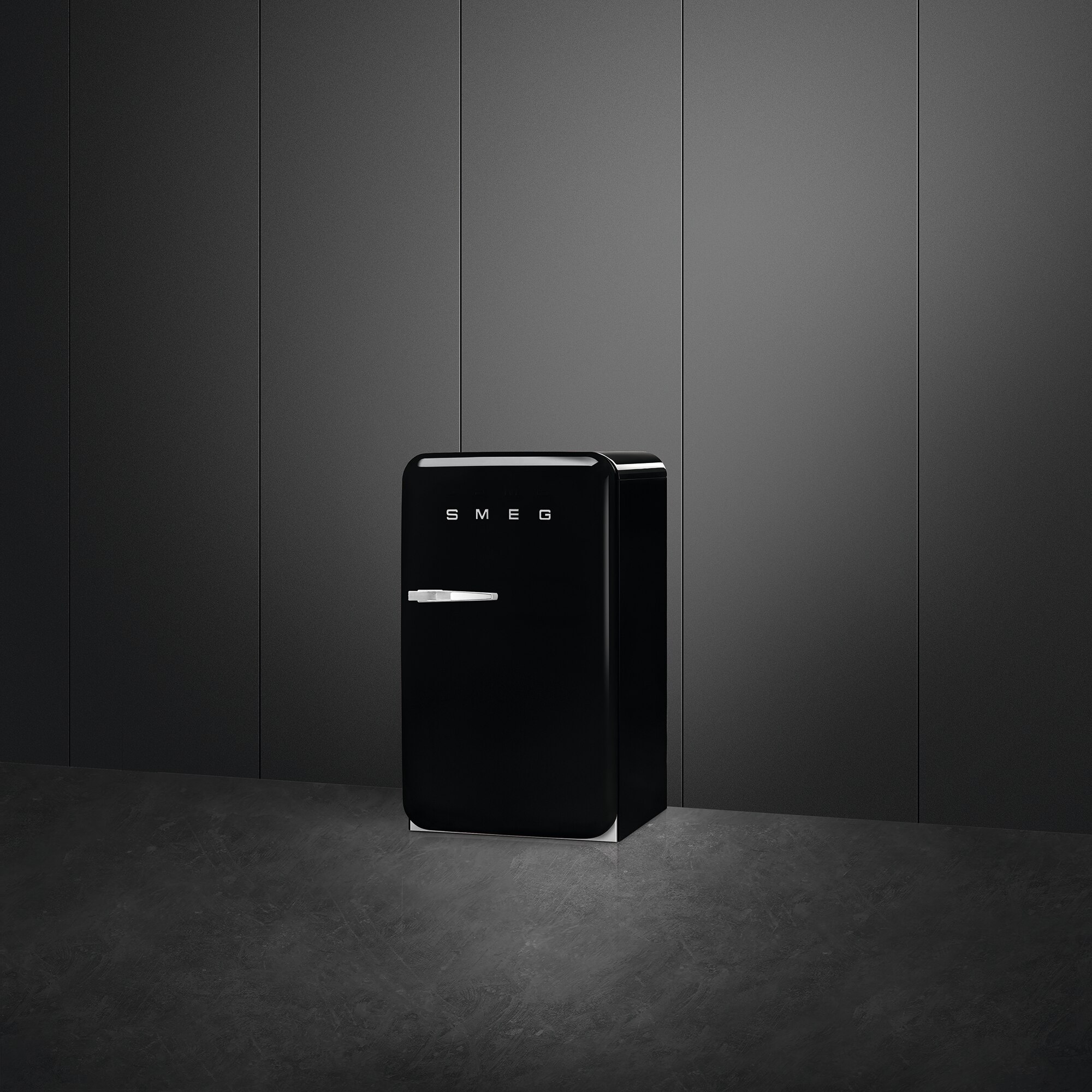 Recondicionado - Grade B - Frigorífico de 1 Porta Smeg Anni 50 FAB10RBL5 Estático com Dobradiças à Direita e de 97 cm - Preto Polido Preto-4