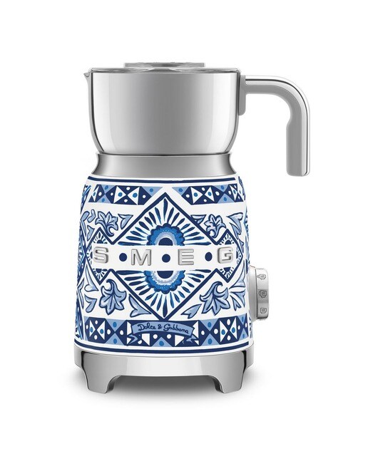 Imagem 0 de Batedor de Leite Barista Smeg Anni 50 Dolce&Gabanna MFF11WHEU de 500 W - Blu Mediterraneo