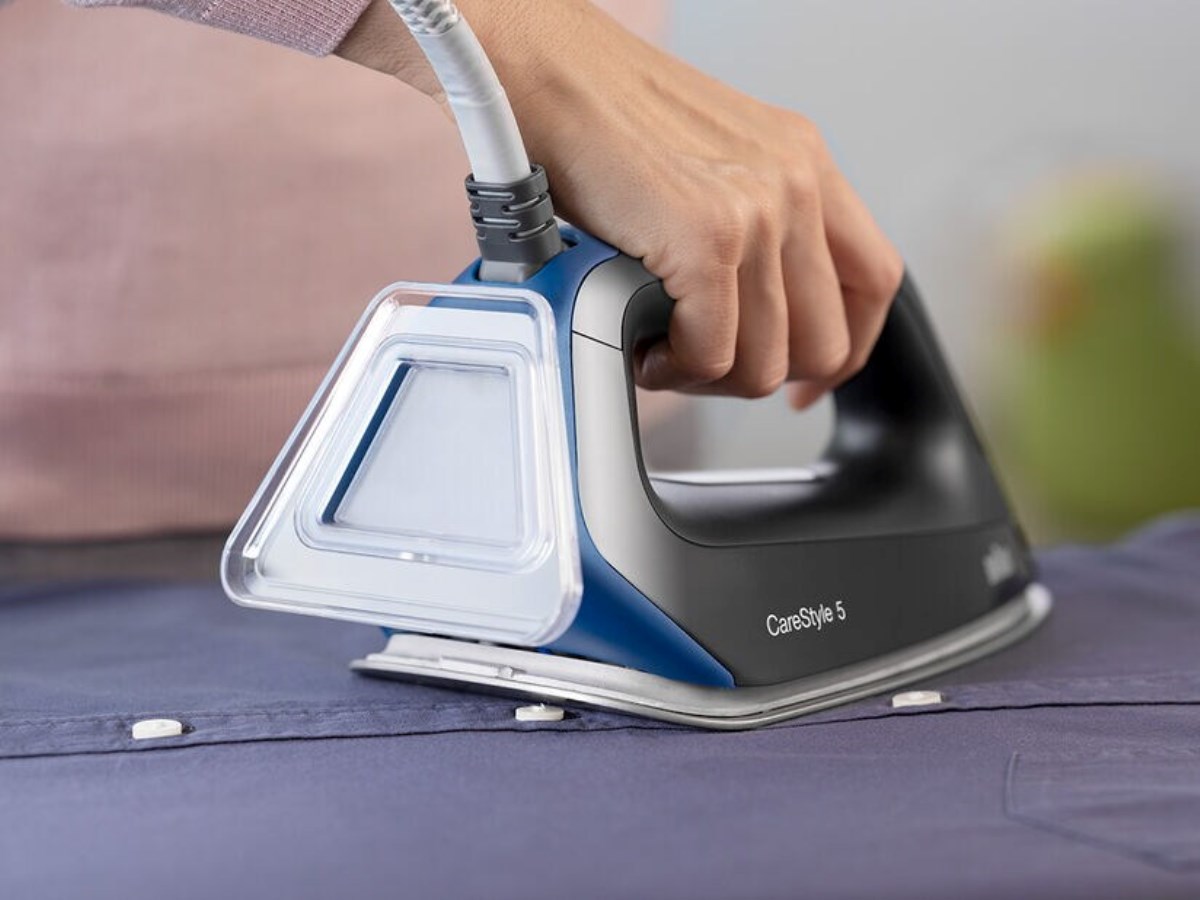 Ferro de Engomar com Caldeira Braun CareStyle 5 IS5145BK de 2400 W Jato a Vapor 400 g/min e Pressão 6.8 bar - Preto e Azul Preto / Azul-4