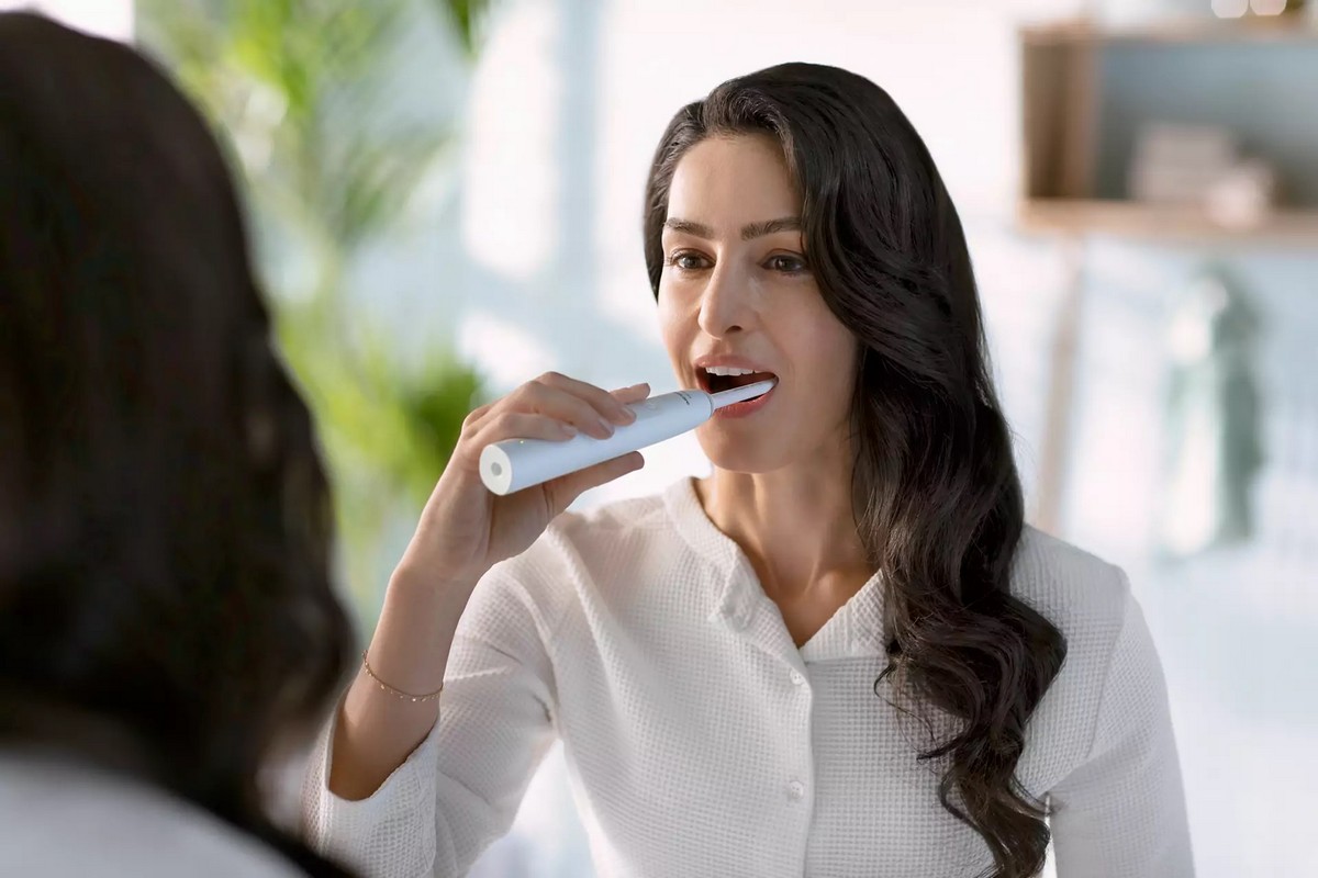 Escova de Dentes Elétrica Philips HX3673/13 - 1 Modo de Limpeza e 1 Nível de Intensidade, Sensor de Pressão e Estojo de Viagem - Branco Branco-2