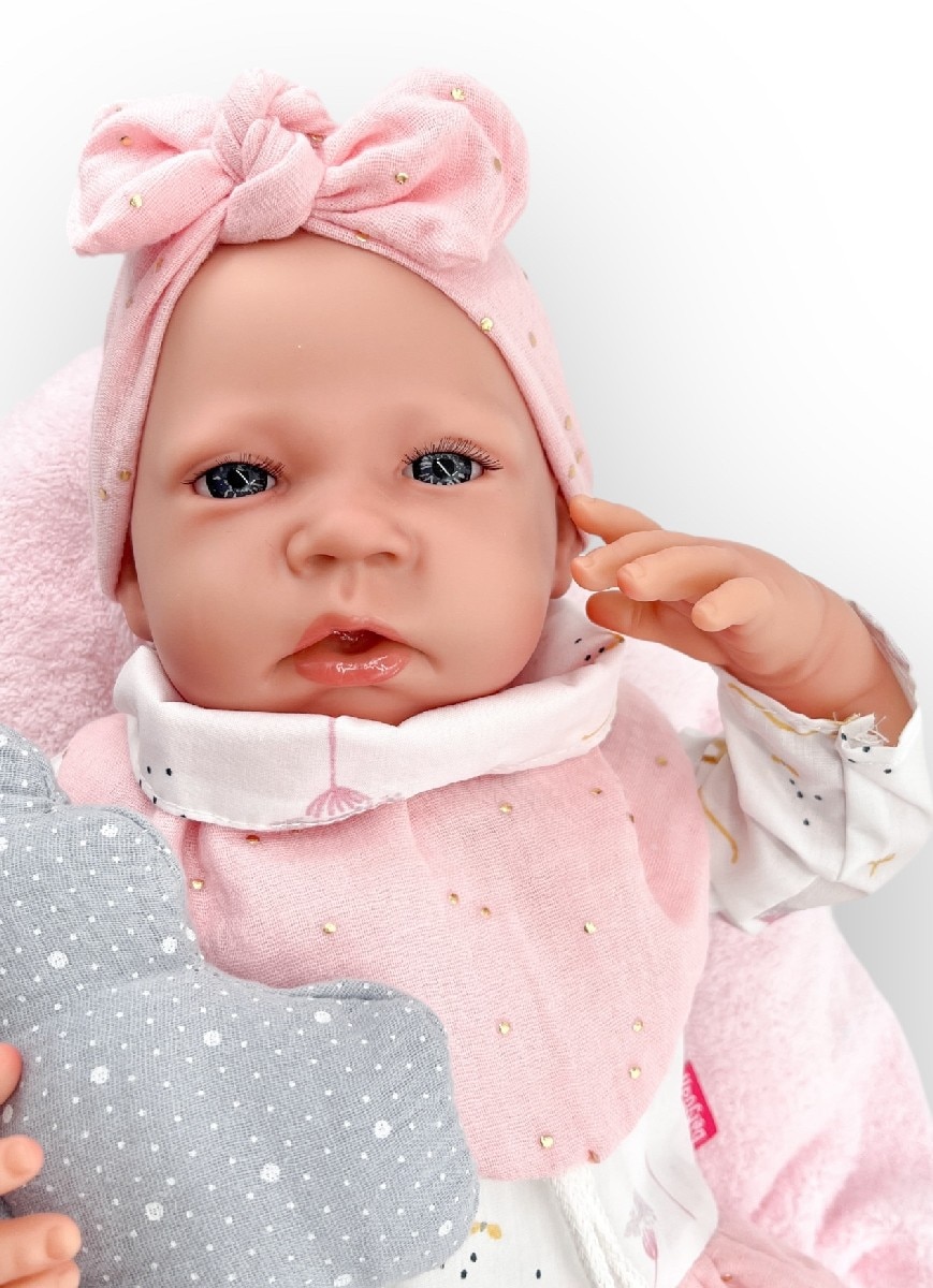 Bebé Reborn com Vestido Branco e Laço Rosa e Mecanismo de Choro 3