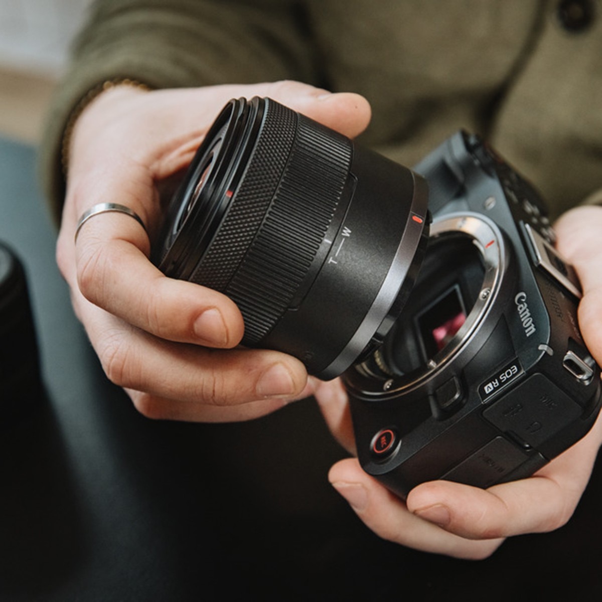 Câmara Evil Canon EOS R50V (Corpo) Preto-11