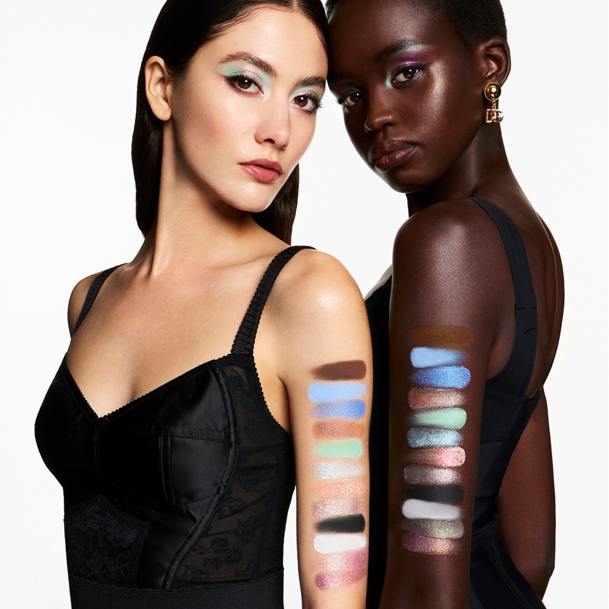Eye Dare You! Beyond Paleta de Sombras 01 Bot - Matte Brown 02 Hack - Matte Periwinkle 03 Avatar - Shimmer Blue 04 Rewired - Duo Melange Bronze 05 Sync - Matte Mint 06 Pixel - Duo Melange Blue 07 AI - Iridescent Opal 08 Voltage - Metallic Silver 09 Override - Demi-Matte Black 10 Cloud - Matte White 11 Matrix - Iridescent Lilac 12 Glitch - Trio Melange Purple-6