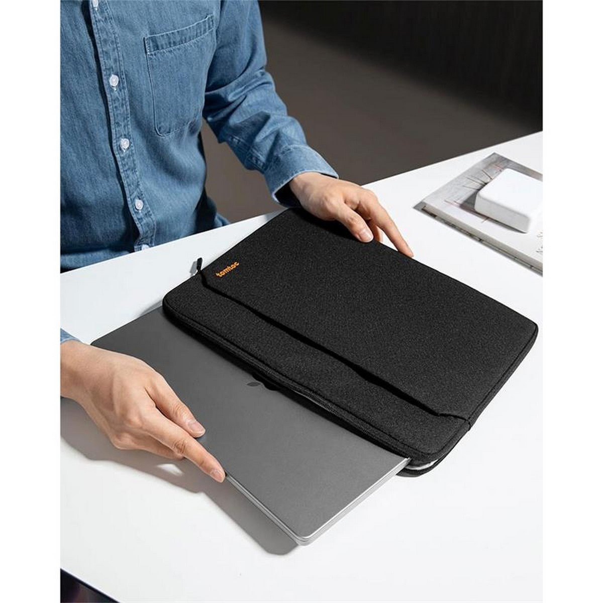 Bolsa Tomtoc para MacBook Air / Pro 15" - Preto 2