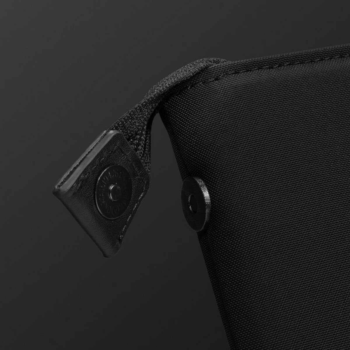 Bolsa Tomtoc Voyage para MacBook Pro 14" - Preto 7