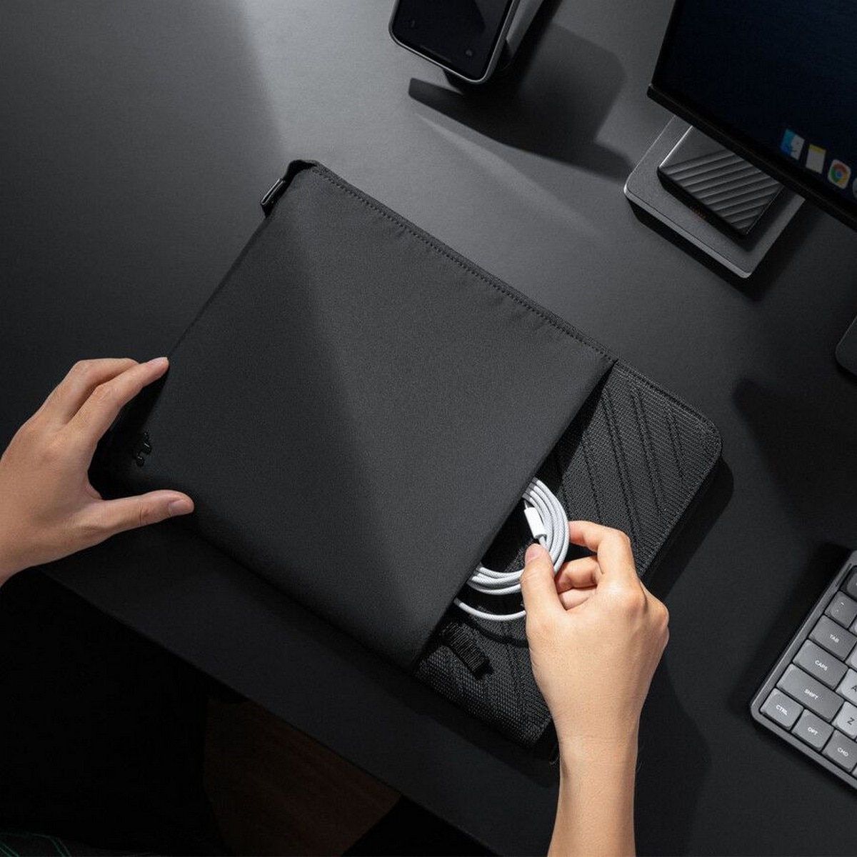 Bolsa Tomtoc Voyage para MacBook Pro 14" - Preto 11