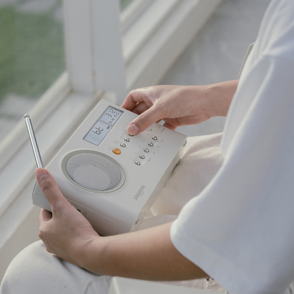 Rádio Portátil Sangean PR-D4BT, AM/FM e Bluetooth Creme-6