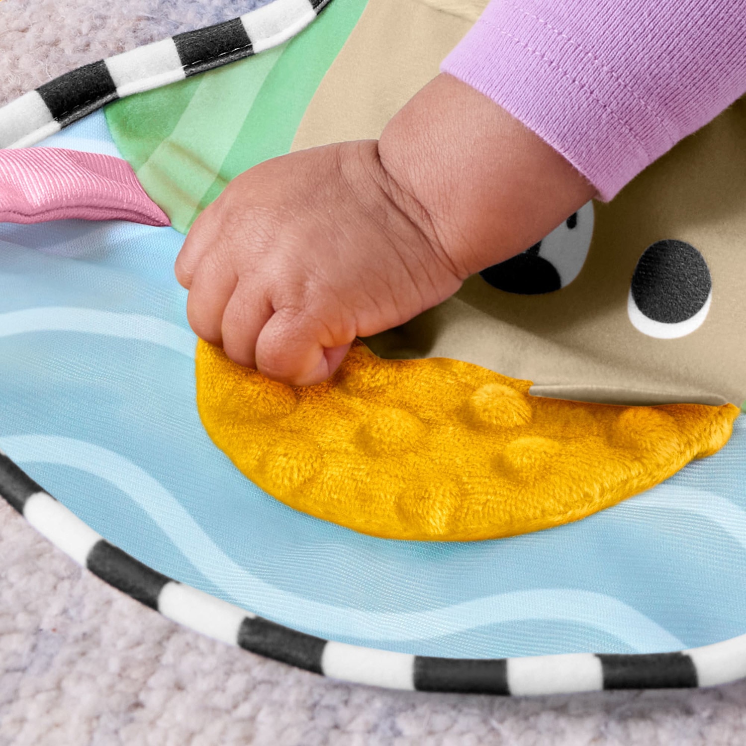 Almofada de Brincar de Barriga para Baixo Aventuras Sensoriais com Mordedor e Chocalho 3