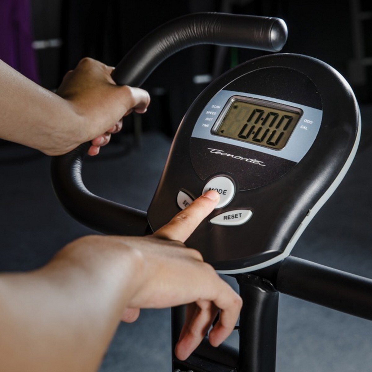 Bicicleta Estática EVO B1500 com Suporte para Smartphone e Tablet 6
