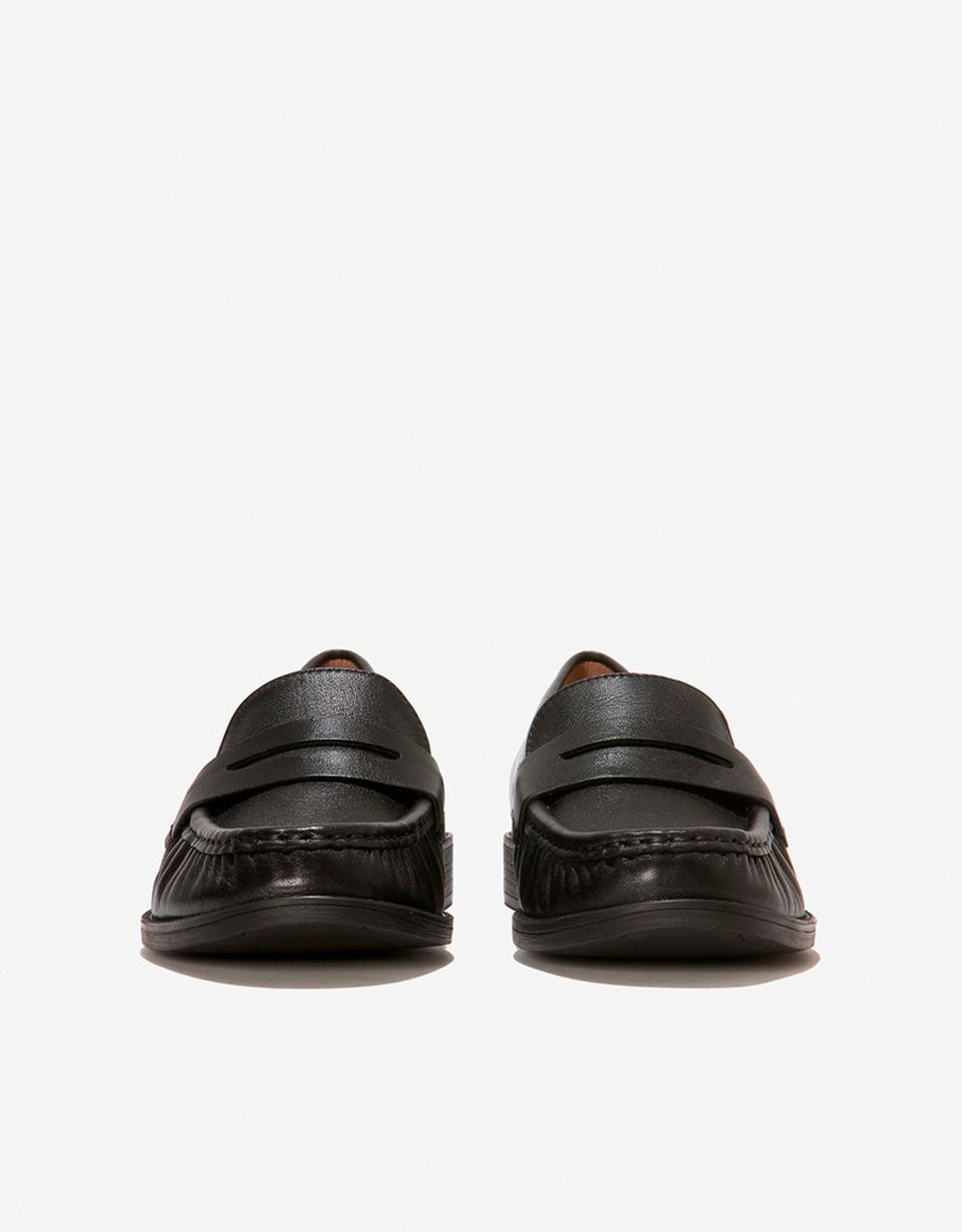 Mocassins Rasos Confecionados em Pele Preto-2