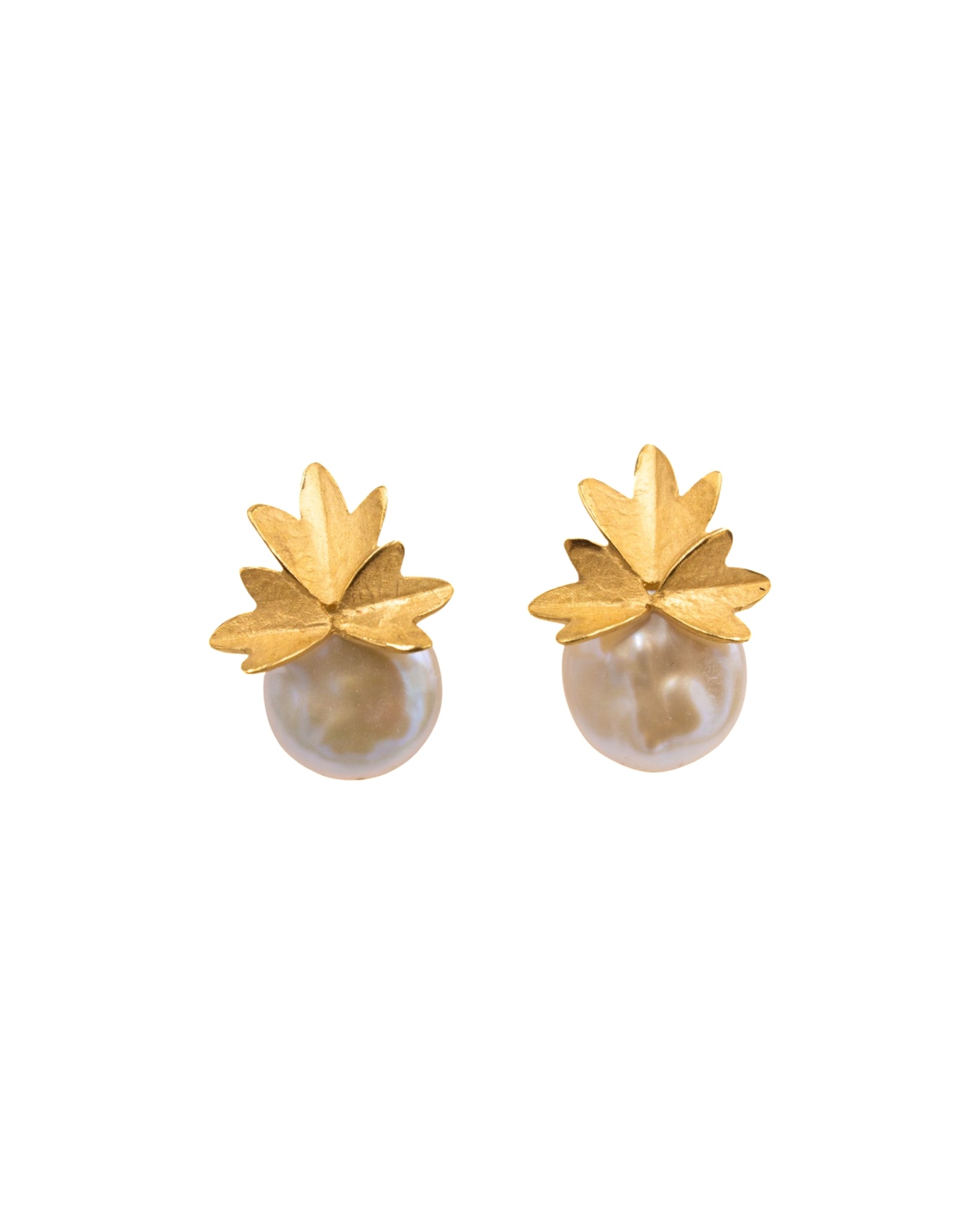 Brincos em Prata Dourada Folhas e Pérola Branco-1