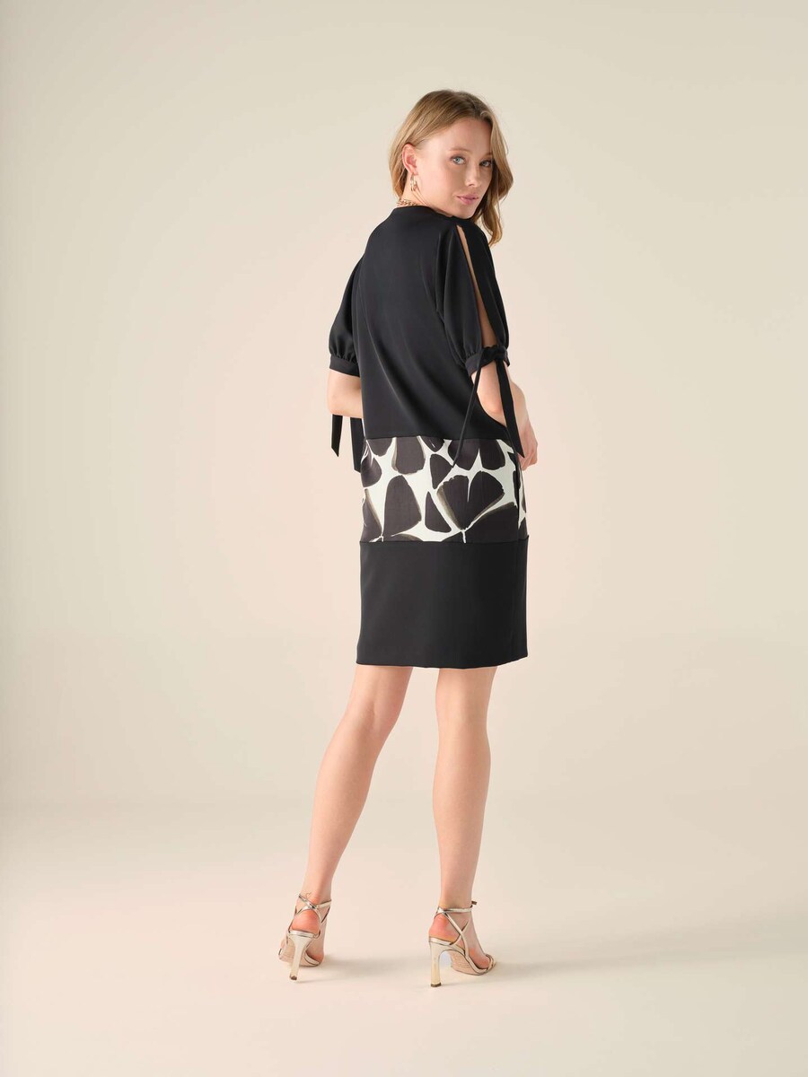 Vestido Curto com Decote em Bico Preto-2