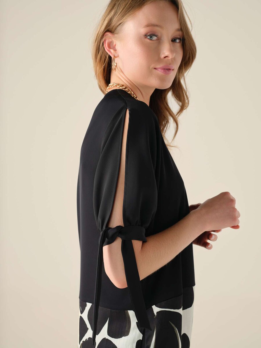 Vestido Curto com Decote em Bico Preto-3