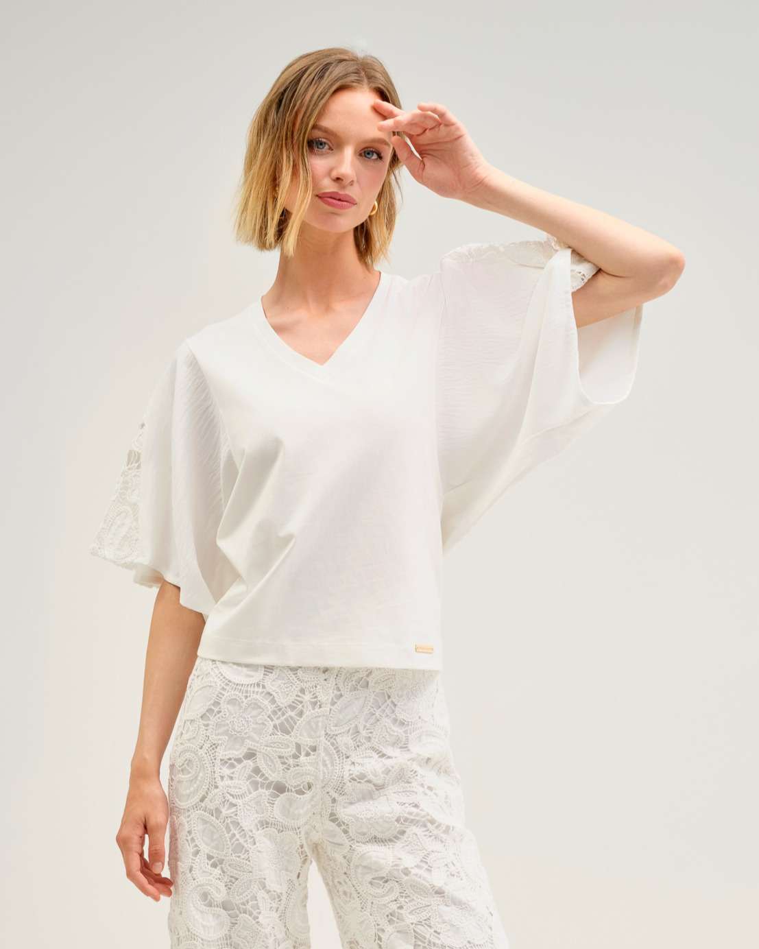 Imagem 0 de Camisola com Mangas Morcego Largas e Detalhes em Renda