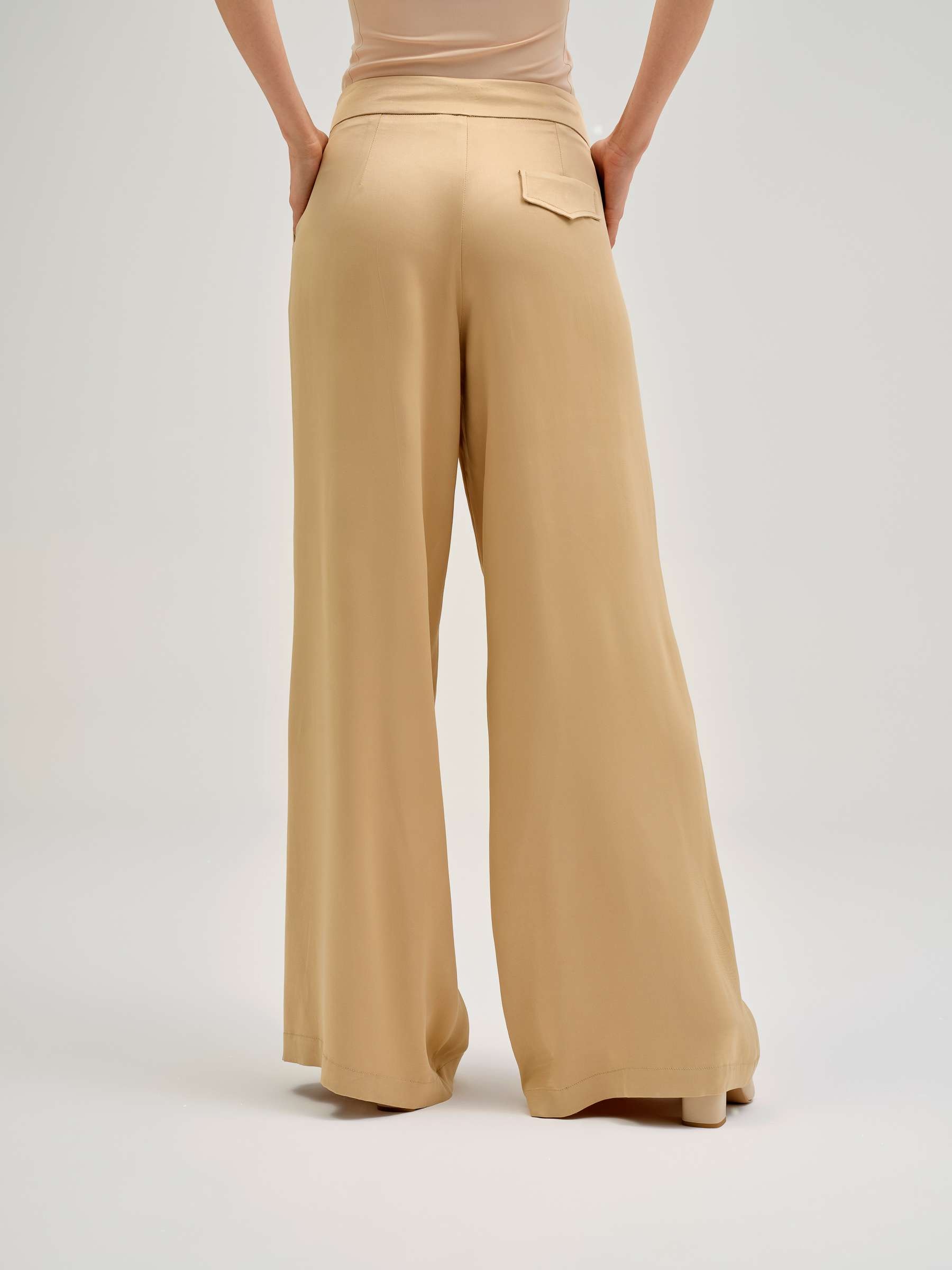 Calça Larga de Cetim Bege-2
